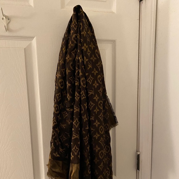 Monogram shine shawl